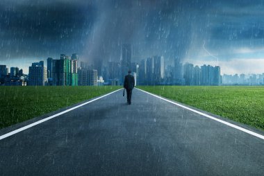 Bir fırtına karşı karşıya iş adamı