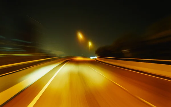 Natt road scenen rörelseoskärpa — Stockfoto