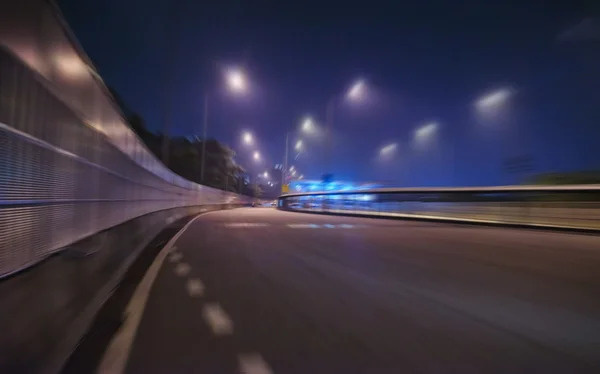Gece yol sahne hareket bulanıklığı — Stok fotoğraf