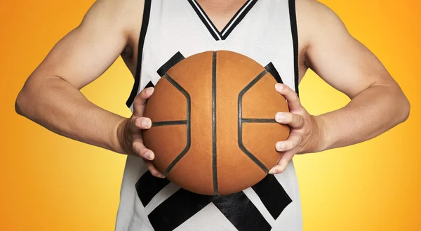 Seorang pria memegang bola basket — Stok Foto