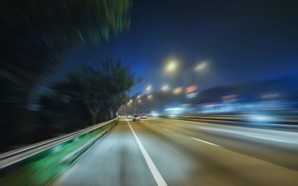 夜の道路シーンのモーション ブラーします。 — ストック写真