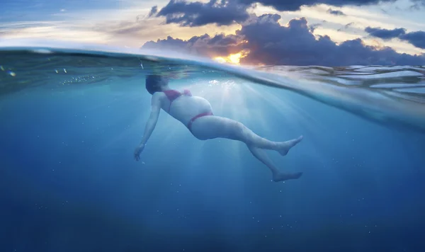 Zwanger meisje zwemmen — Stockfoto