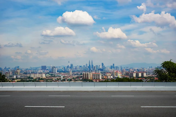 Estrada de asfalto vazia agains skyline — Fotografia de Stock