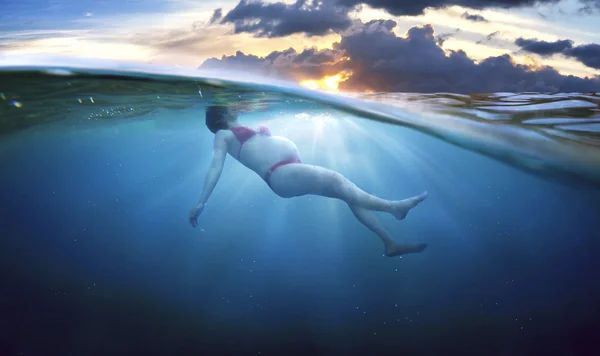 Pregnant girl swimming — Stock Photo, Image