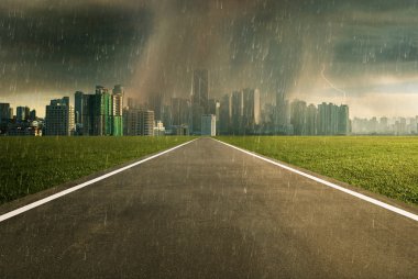Boş asfalt yol agains manzarası