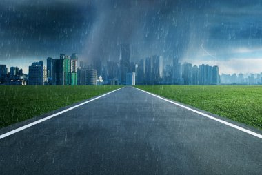 Boş asfalt yol agains manzarası