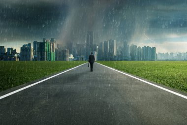 Bir fırtına karşı karşıya iş adamı