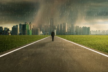 Bir fırtına karşı karşıya iş adamı