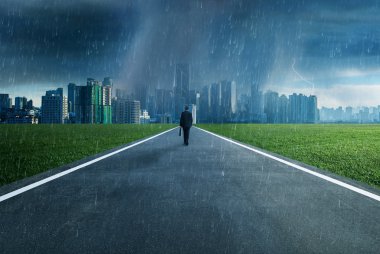 Bir fırtına karşı karşıya iş adamı