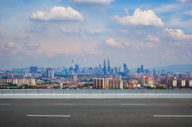 Boş asfalt yol agains manzarası
