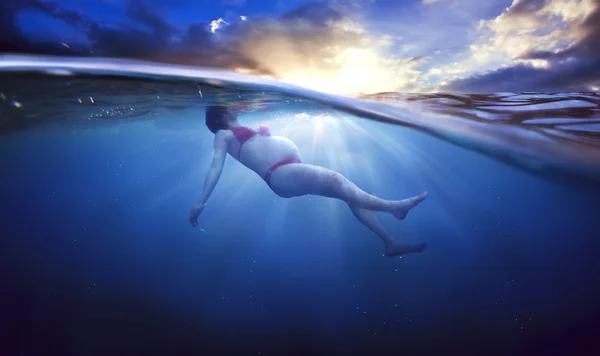 Fille enceinte natation — Photo