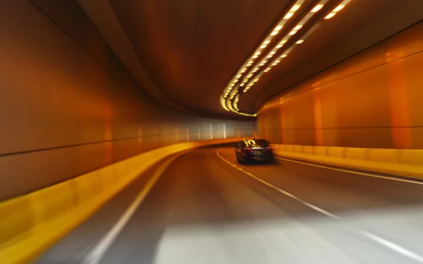 Carro dirigindo em túnel — Fotografia de Stock