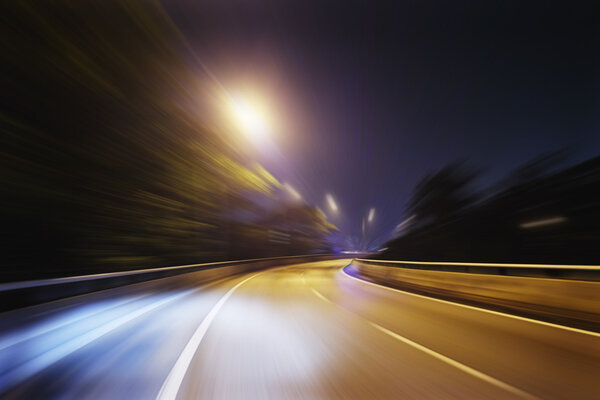 Ночное размытие сцены движения дороги
