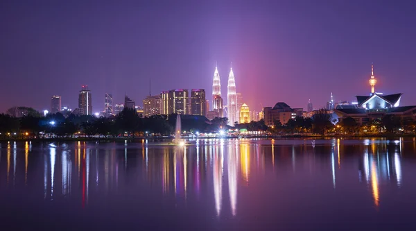 Куала-Лумпур нічним освітленням — стокове фото