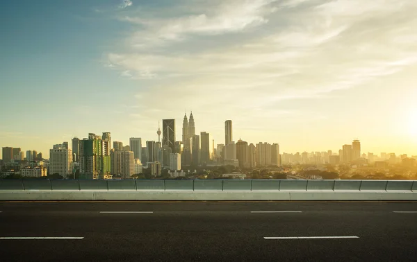 La route asphaltée vidée redevient skyline — Photo