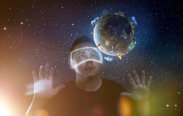 Manusia menggunakan kacamata realitas maya — Stok Foto