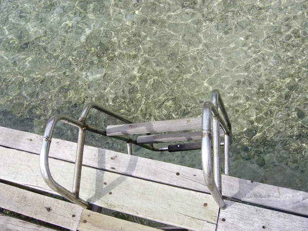 Merdiven ve deniz suyu — Stok fotoğraf