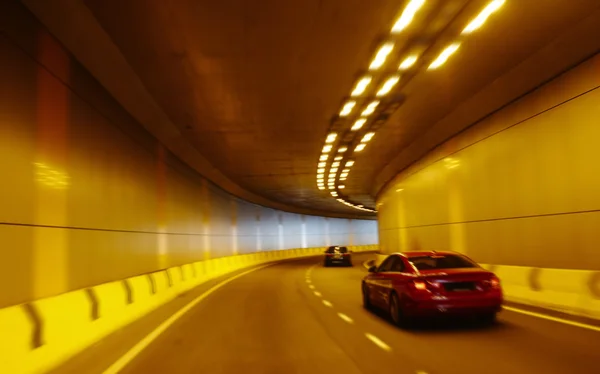Автомобиль в туннеле — стоковое фото