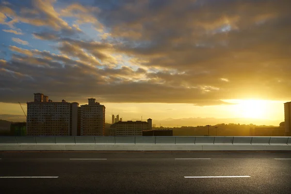 Estrada de asfalto vazia agains skyline — Fotografia de Stock