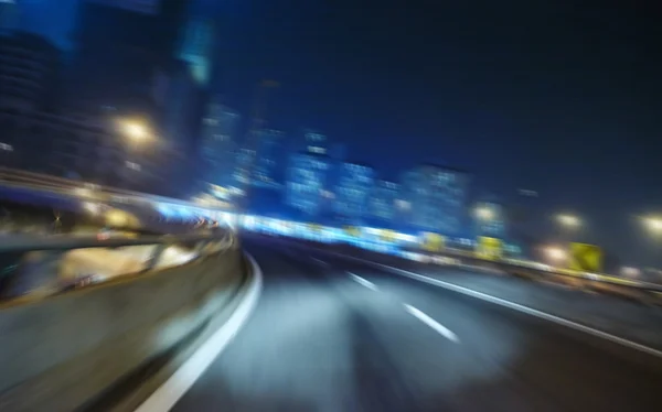 Ночное размытие сцены движения дороги — стоковое фото