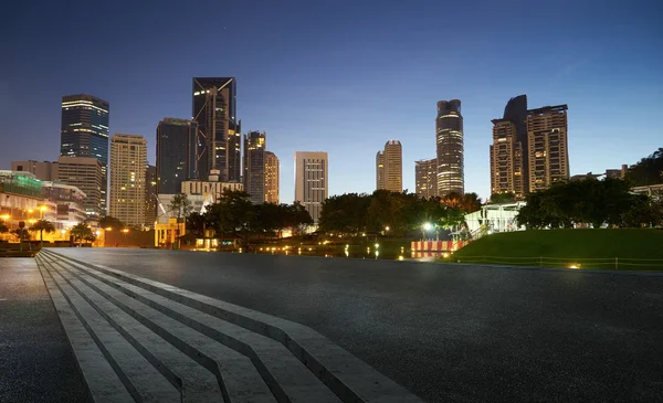 Paisaje urbano moderno por la noche — Foto de Stock