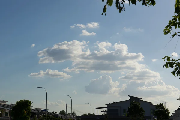 蓝多云的天空 — 图库照片