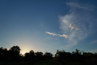 bulutlu gökyüzü mavi