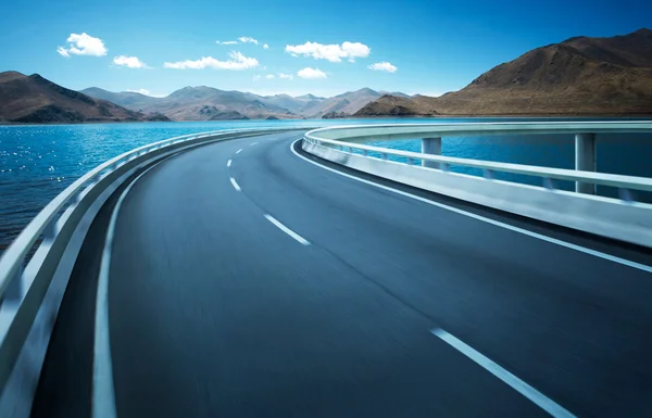 Autobahnüberführung in den Bergen — Stockfoto