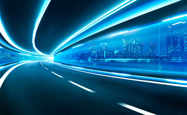 Дорога в стеклянном туннеле
