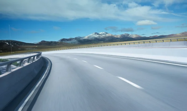 Paso elevado de la autopista en las montañas —  Fotos de Stock