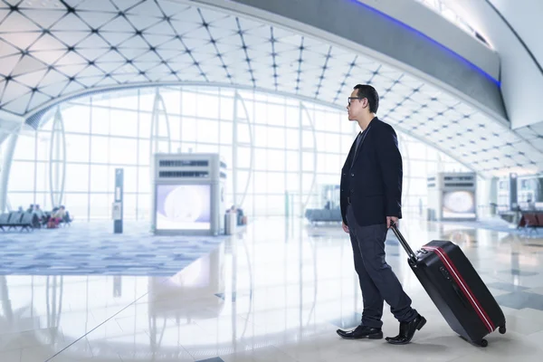 Empresario en el aeropuerto durante el viaje — Foto de Stock