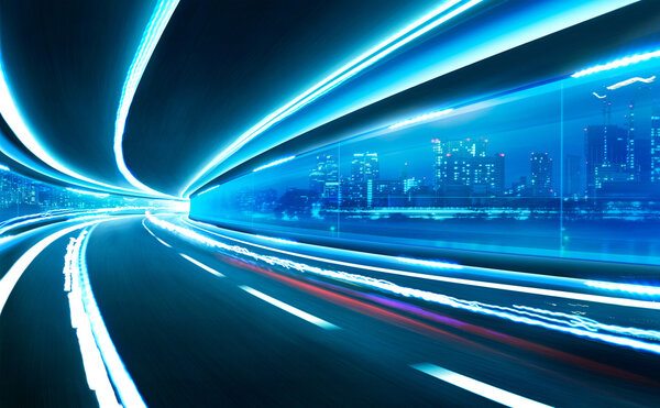 Дорога в стеклянном туннеле
