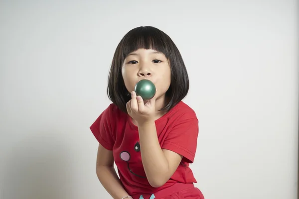 Menina com bola de brinquedo — Fotografia de Stock