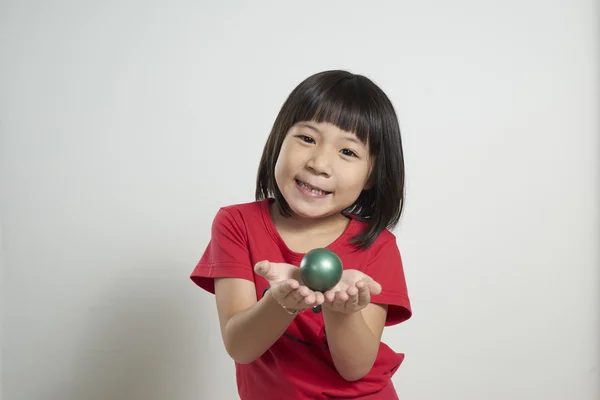 Menina com bola de brinquedo — Fotografia de Stock