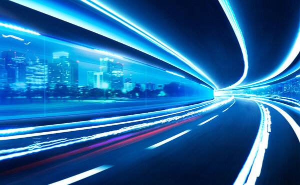 Дорога в стеклянном туннеле
