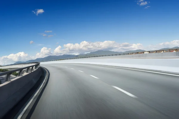 Paso elevado de la autopista en las montañas —  Fotos de Stock