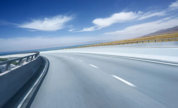 Paso elevado de la autopista en las montañas —  Fotos de Stock