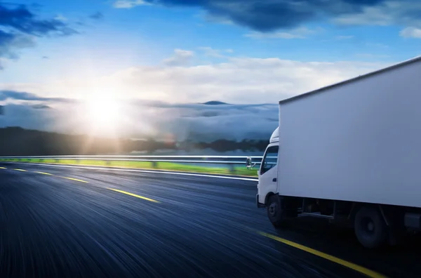 Dostawy samochodów ciężarowych na drodze — Zdjęcie stockowe