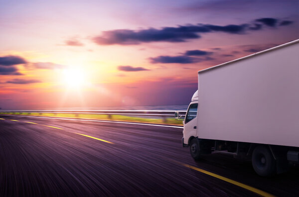 Грузовик на дороге
