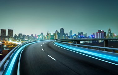 Neon ışık karayolu üzerinde cityscape