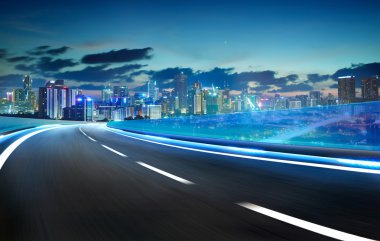 Neon ışık karayolu üzerinde cityscape