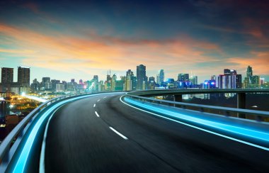 Neon ışık karayolu üzerinde cityscape