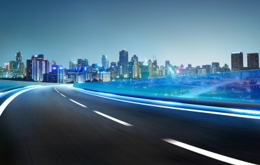 Neon ışık karayolu üzerinde cityscape