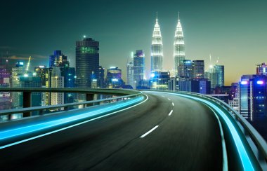 Neon ışık karayolu üzerinde cityscape