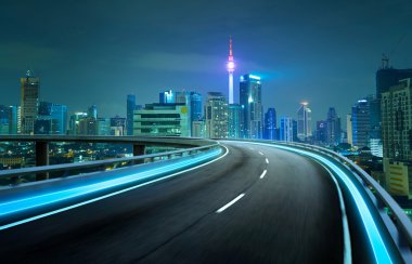 Neon ışık karayolu üzerinde cityscape