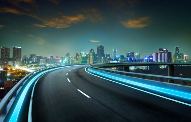Neon ışık karayolu üzerinde cityscape