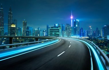 Neon ışık karayolu üzerinde cityscape