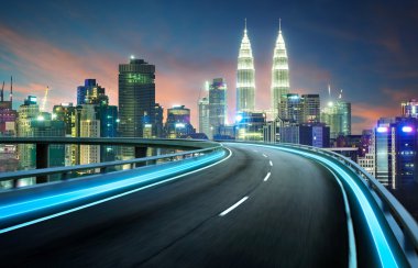 Neon ışık karayolu üzerinde cityscape
