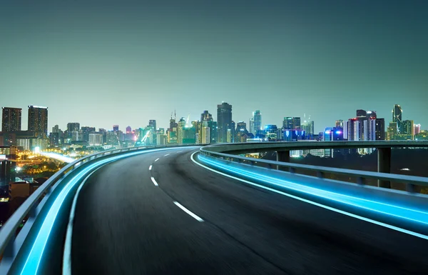 Autostrada leggera al neon sul paesaggio urbano — Foto Stock