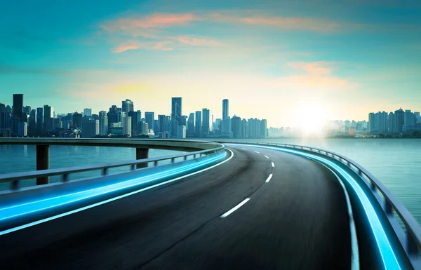 Autopista de luz de neón sobre paisaje urbano — Foto de Stock